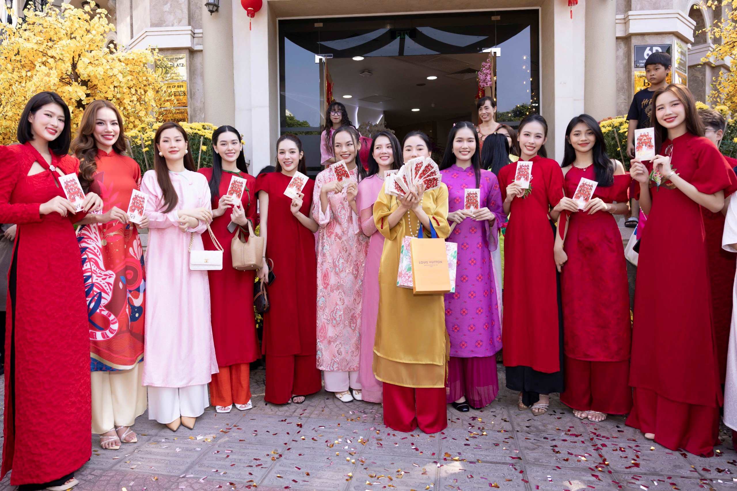D&agrave;n hoa hậu - &aacute; hậu nhận l&igrave; x&igrave; đầu năm

- Ảnh 1.