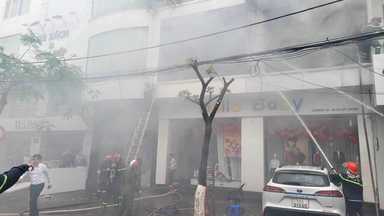 Dập tắt vụ ch&aacute;y lớn tại cửa h&agrave;ng đ&uacute;ng ng&agrave;y "v&iacute;a Thần t&agrave;i"- Ảnh 1.