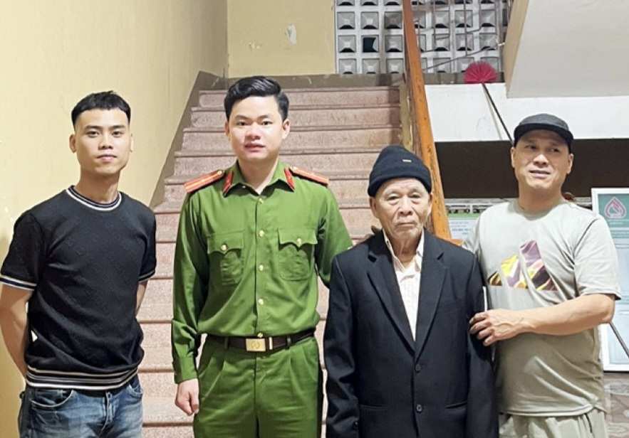 Gi&uacute;p cụ &ocirc;ng 87 tuổi đi lạc từ H&agrave; Nội v&agrave;o H&agrave; Tĩnh về lại gia đ&igrave;nh- Ảnh 1.