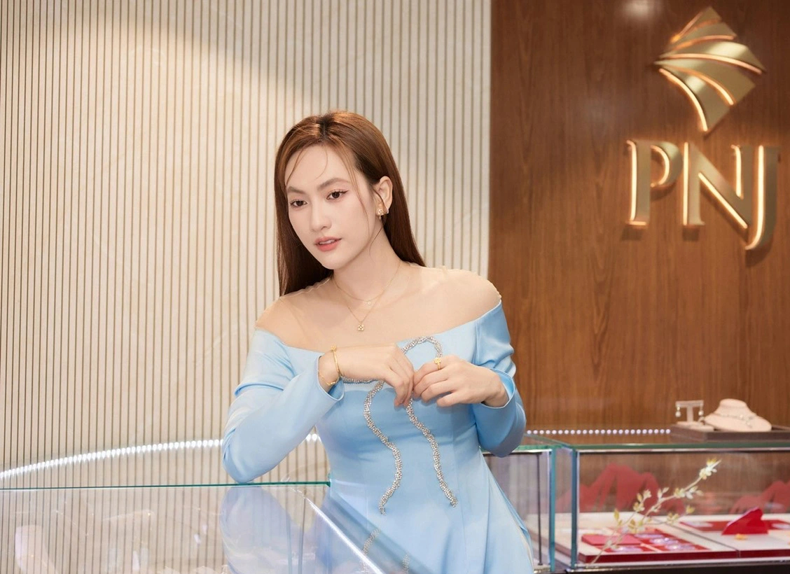 Bắt gặp nữ chính phim hơn 300 tỉ đồng sắm vàng ngày vía- Ảnh 2.