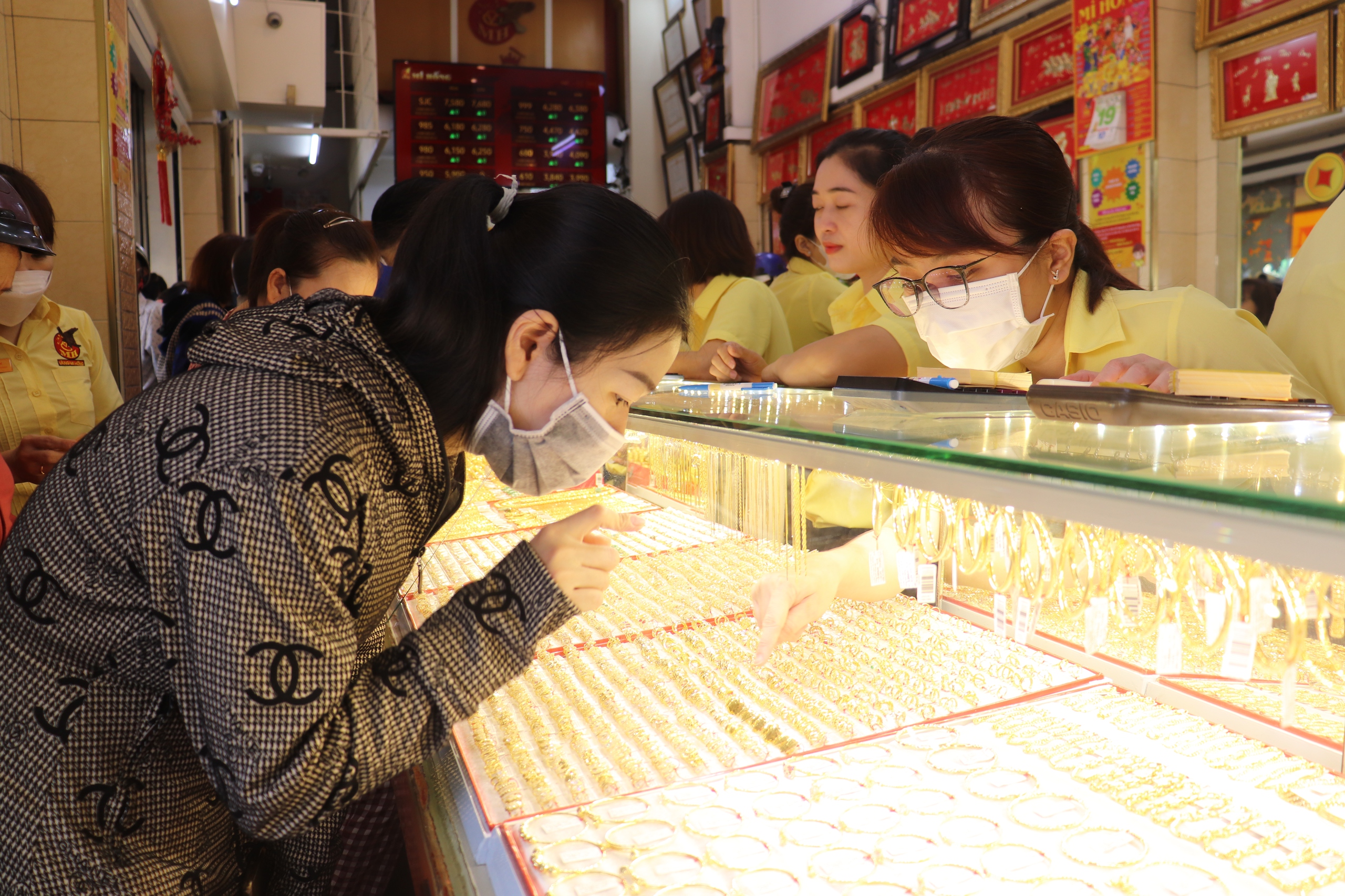 TP HCM: Xếp hàng mua vàng ngày vía Thần Tài- Ảnh 2.