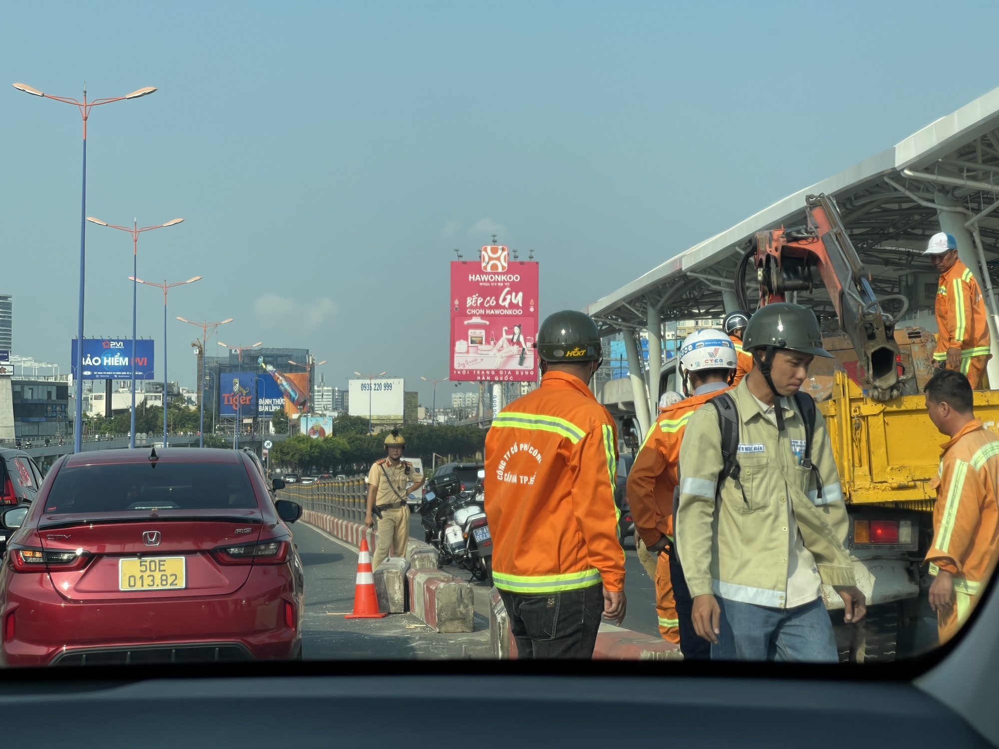 Khẩn trương khắc phục hiện trường tai nạn tr&ecirc;n cầu S&agrave;i G&ograve;n- Ảnh 1.