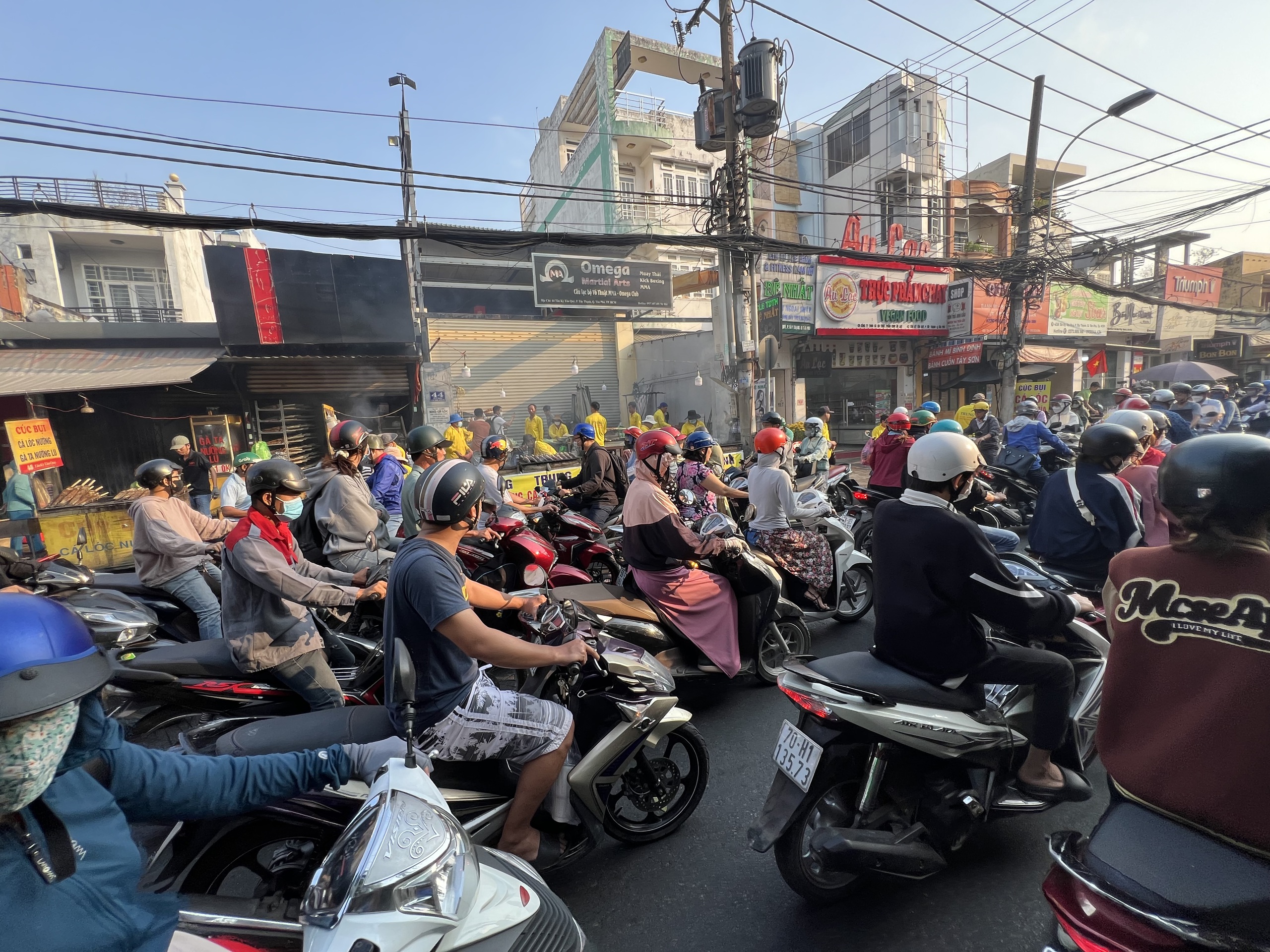 X&oacute;m c&aacute; l&oacute;c nướng ở TP HCM đ&ocirc;ng nghẹt người trong ng&agrave;y v&iacute;a Thần T&agrave;i- Ảnh 2.