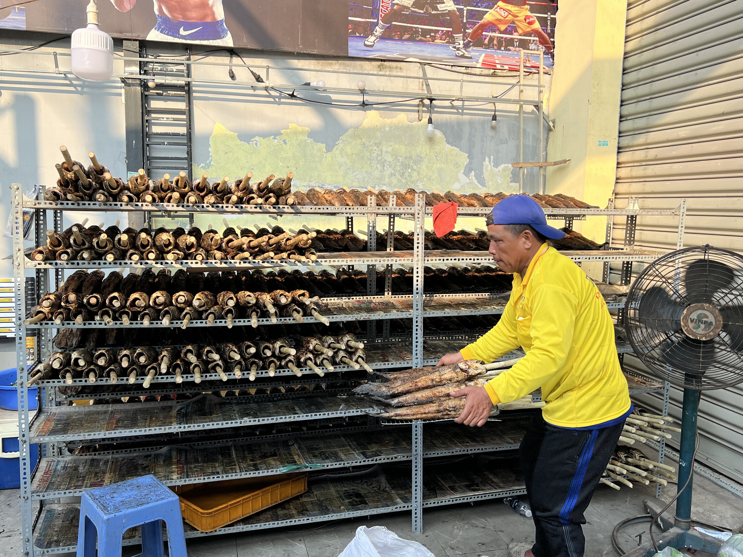 X&oacute;m c&aacute; l&oacute;c nướng ở TP HCM đ&ocirc;ng nghẹt người trong ng&agrave;y v&iacute;a Thần T&agrave;i- Ảnh 9.