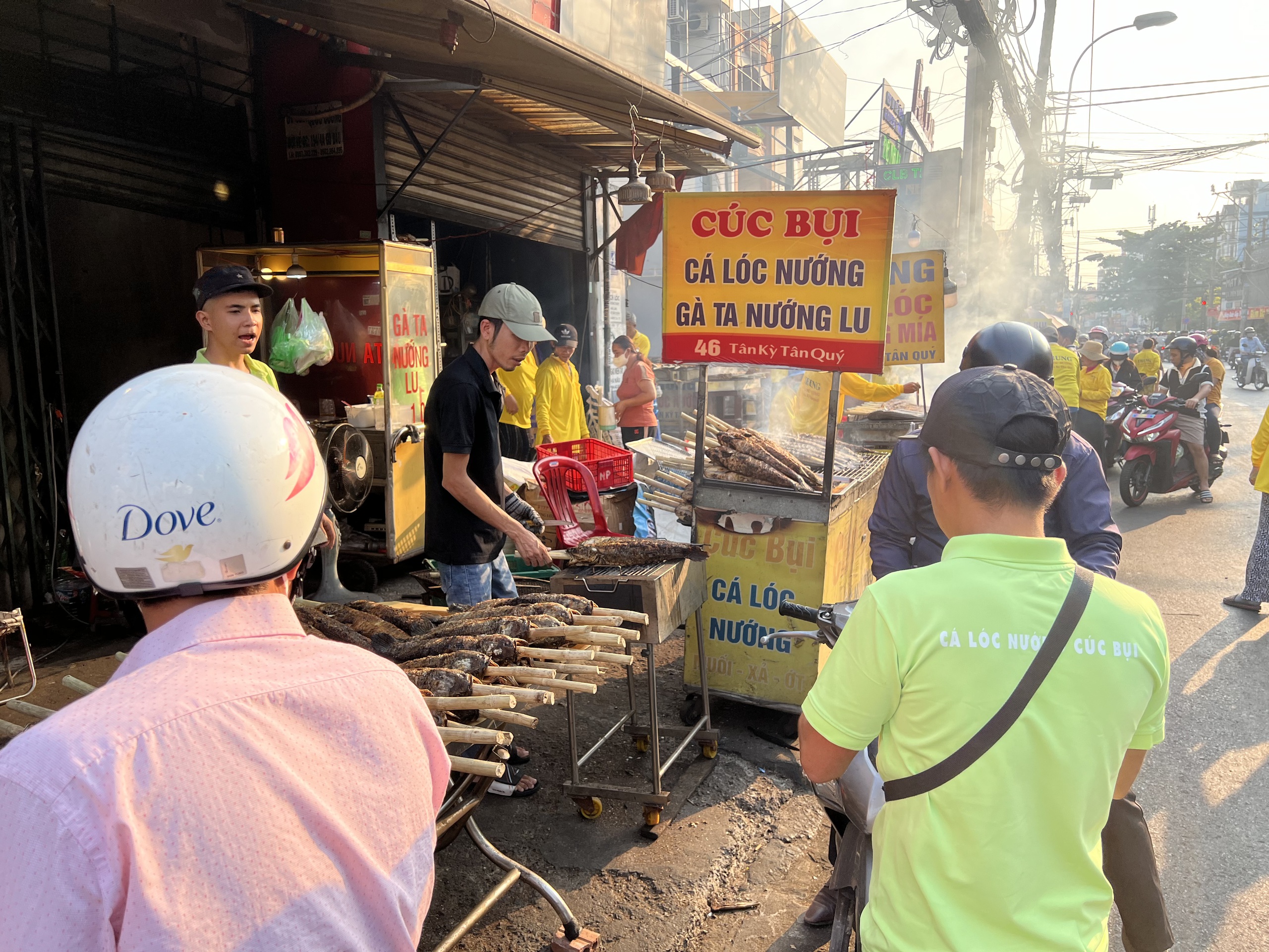 X&oacute;m c&aacute; l&oacute;c nướng ở TP HCM đ&ocirc;ng nghẹt người trong ng&agrave;y v&iacute;a Thần T&agrave;i- Ảnh 5.