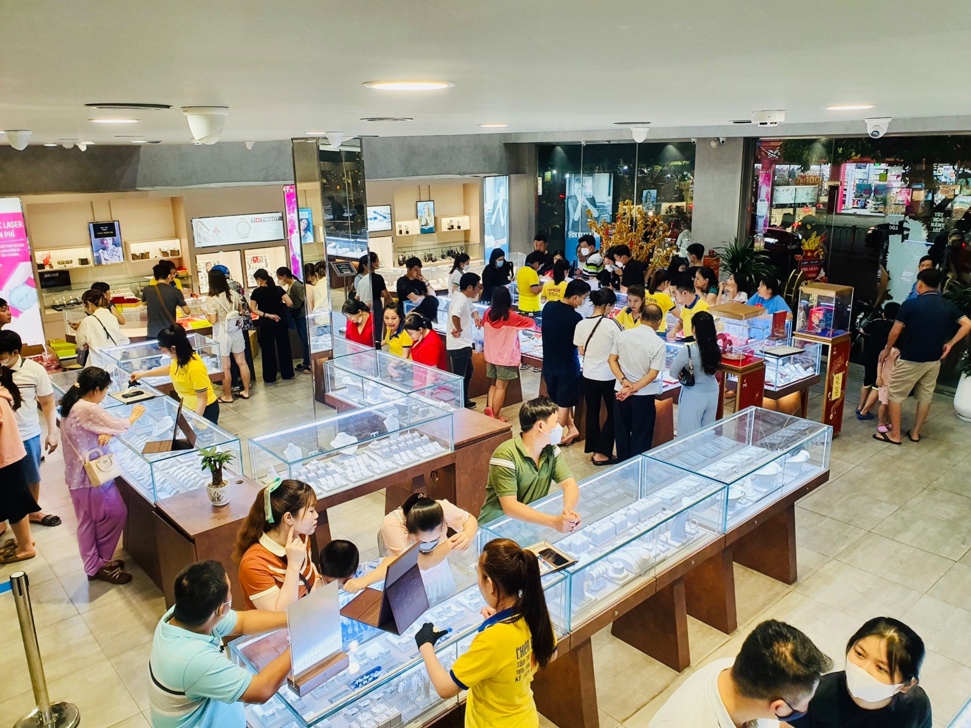 Ng&agrave;y v&iacute;a thần t&agrave;i: người d&acirc;n nhộn nhịp &ldquo;h&aacute;i lộc&rdquo; sớm, ưa chuộng &ldquo;rồng v&agrave;ng vươn m&acirc;y&rdquo;- Ảnh 1.
