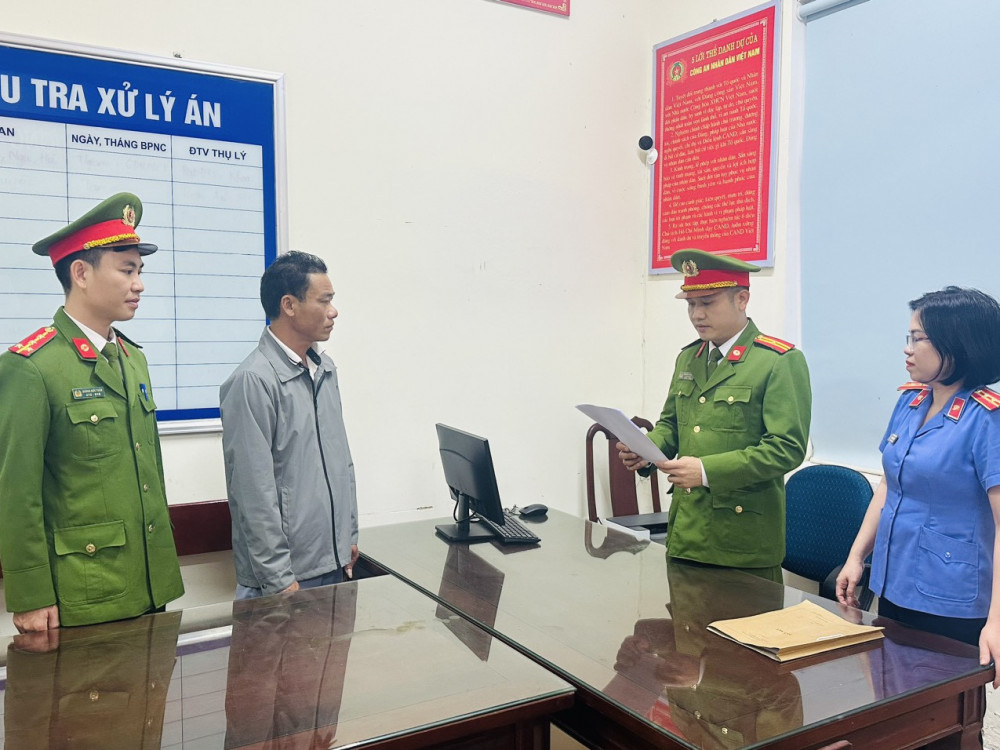 Khởi tố tài xế lăng mạ, đe dọa công an khi được yêu cầu đo nồng độ cồn- Ảnh 1.