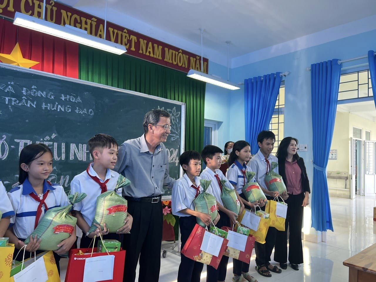 "Xu&acirc;n sum vầy - Tết sẻ chia": Tr&ograve; c&oacute; Tết, thầy c&ocirc; mới vui Xu&acirc;n- Ảnh 1.