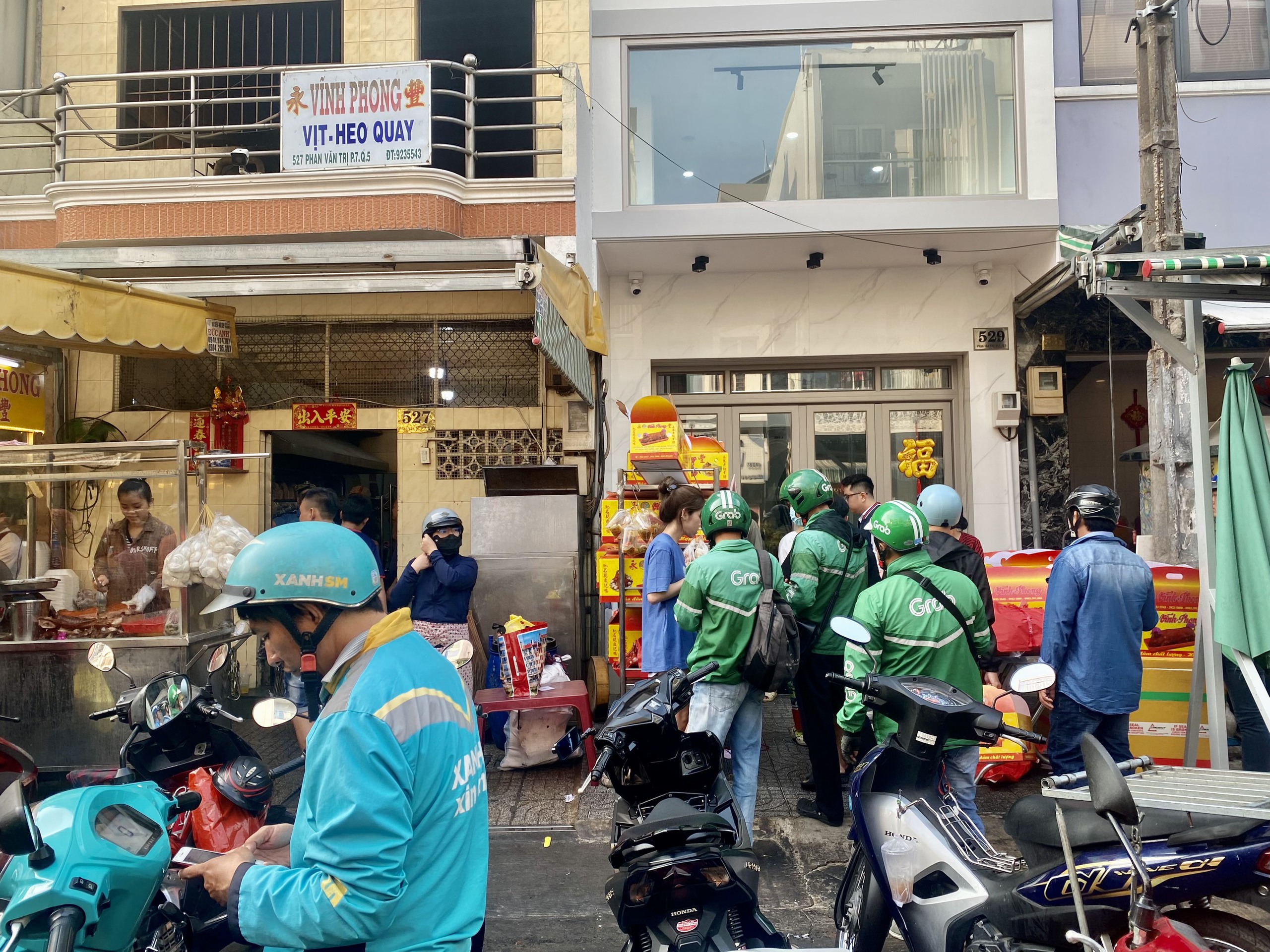 Xếp h&agrave;ng từ tờ mờ s&aacute;ng để mua heo quay c&uacute;ng Thần T&agrave;i- Ảnh 4.