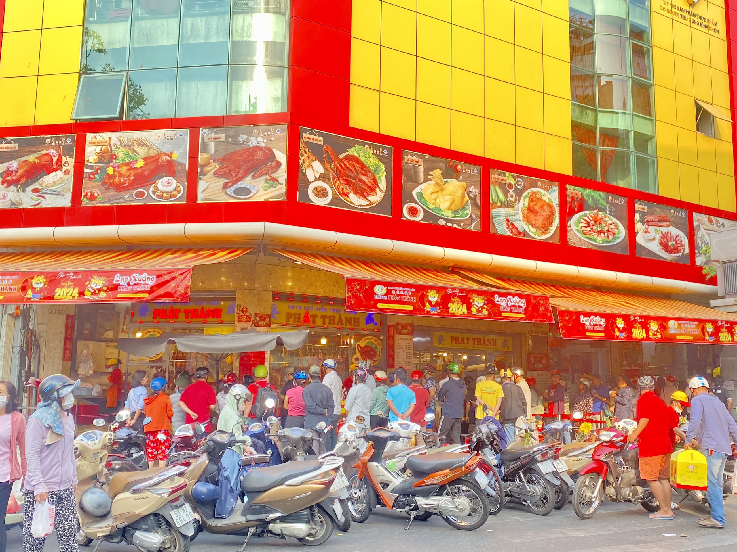 Xếp h&agrave;ng từ tờ mờ s&aacute;ng để mua heo quay c&uacute;ng Thần T&agrave;i- Ảnh 5.
