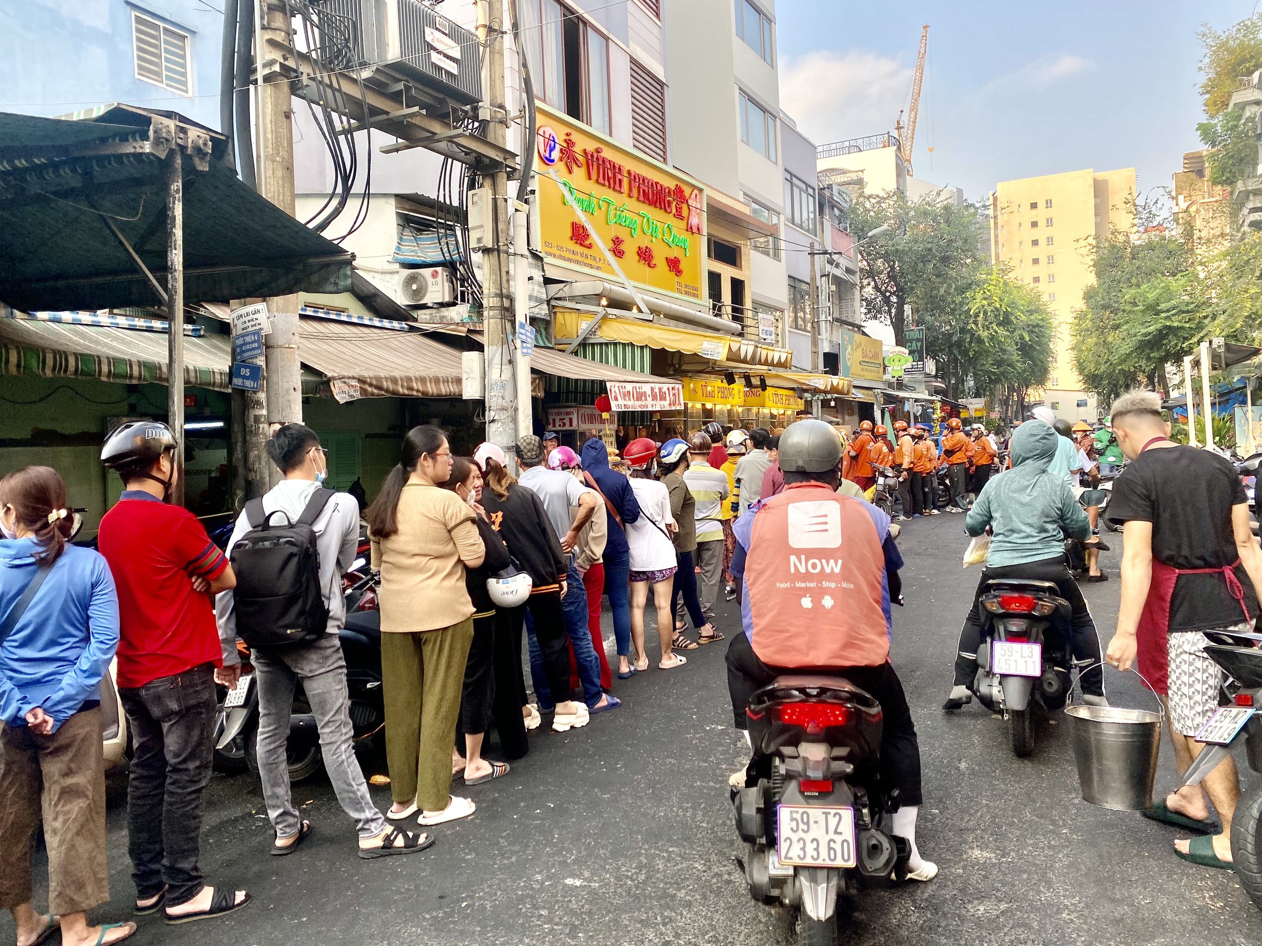 Xếp h&agrave;ng từ tờ mờ s&aacute;ng để mua heo quay c&uacute;ng Thần T&agrave;i- Ảnh 3.