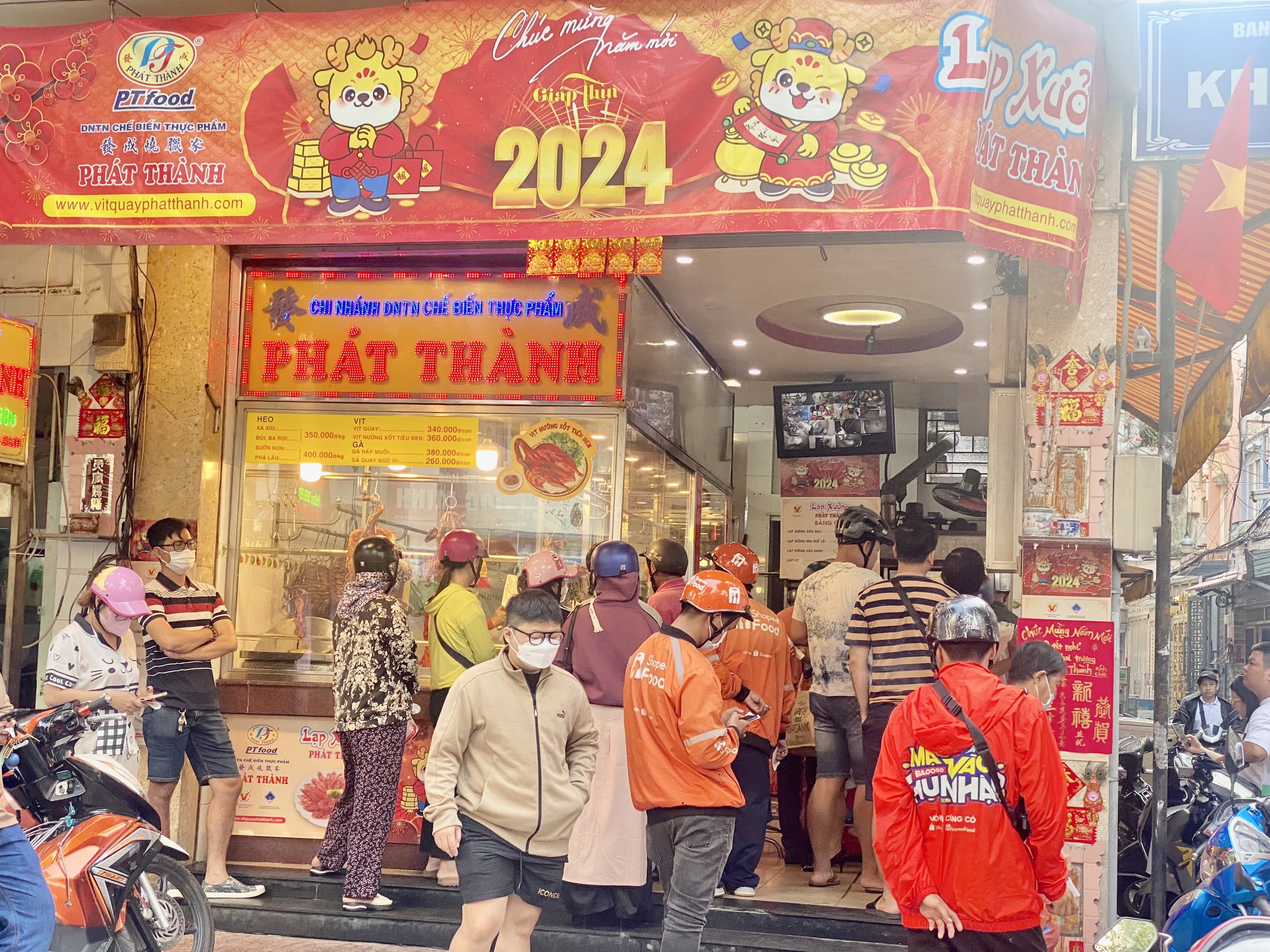 Xếp h&agrave;ng từ tờ mờ s&aacute;ng để mua heo quay c&uacute;ng Thần T&agrave;i- Ảnh 2.