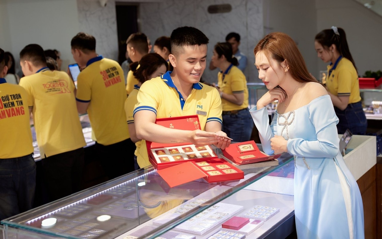Bắt gặp nữ chính phim hơn 300 tỉ đồng sắm vàng ngày vía