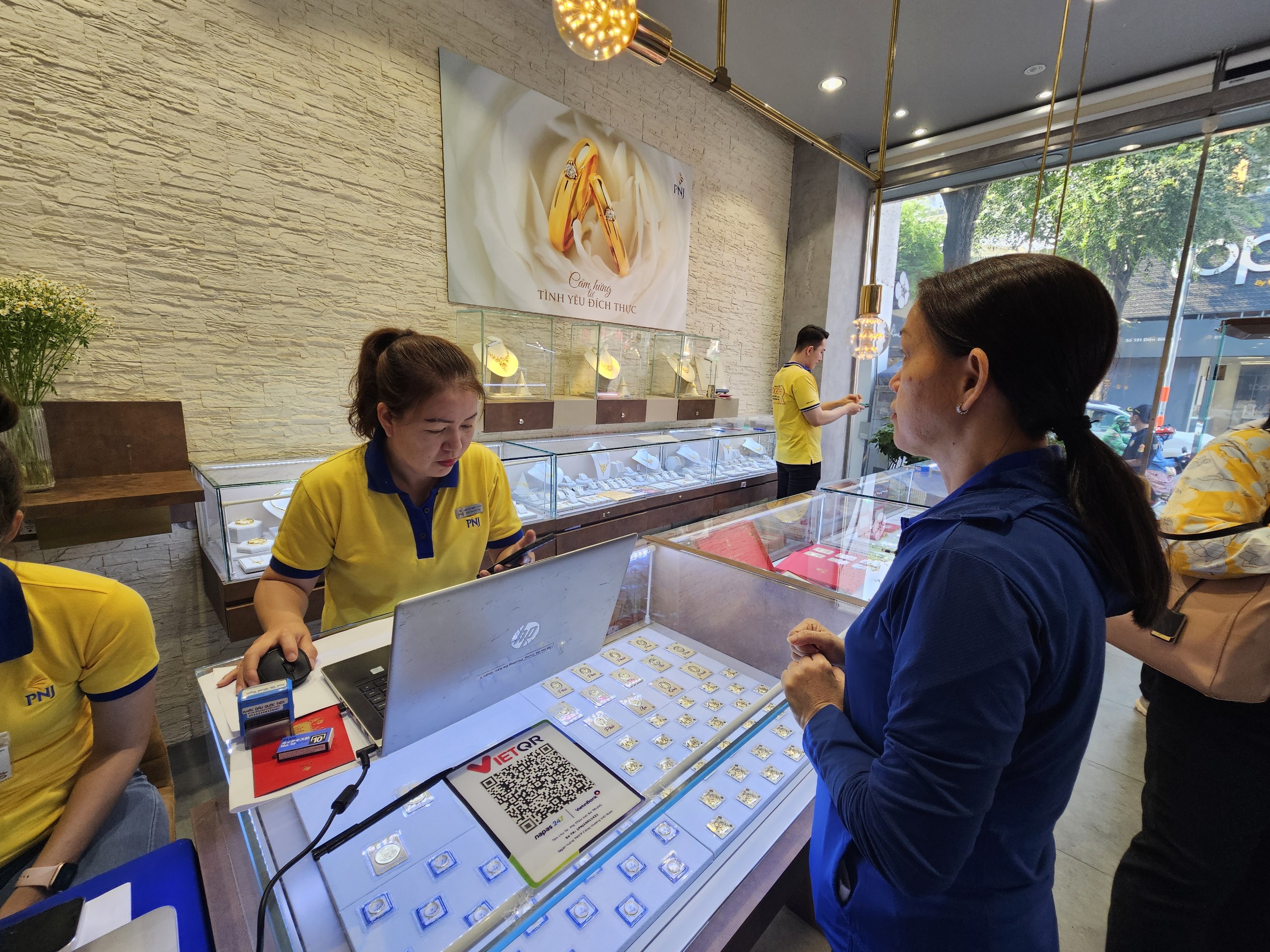 Cuối ng&agrave;y 19-2, gi&aacute; v&agrave;ng SJC tăng, nhiều người vẫn tấp nập mua v&agrave;o- Ảnh 5.