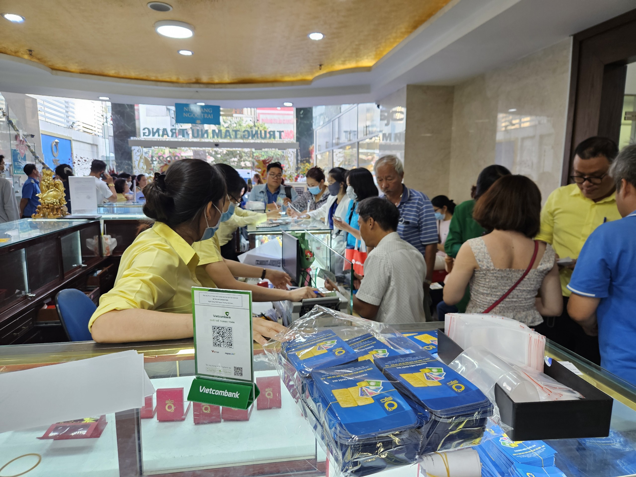 Cuối ng&agrave;y 19-2, gi&aacute; v&agrave;ng SJC tăng, nhiều người vẫn tấp nập mua v&agrave;o- Ảnh 3.