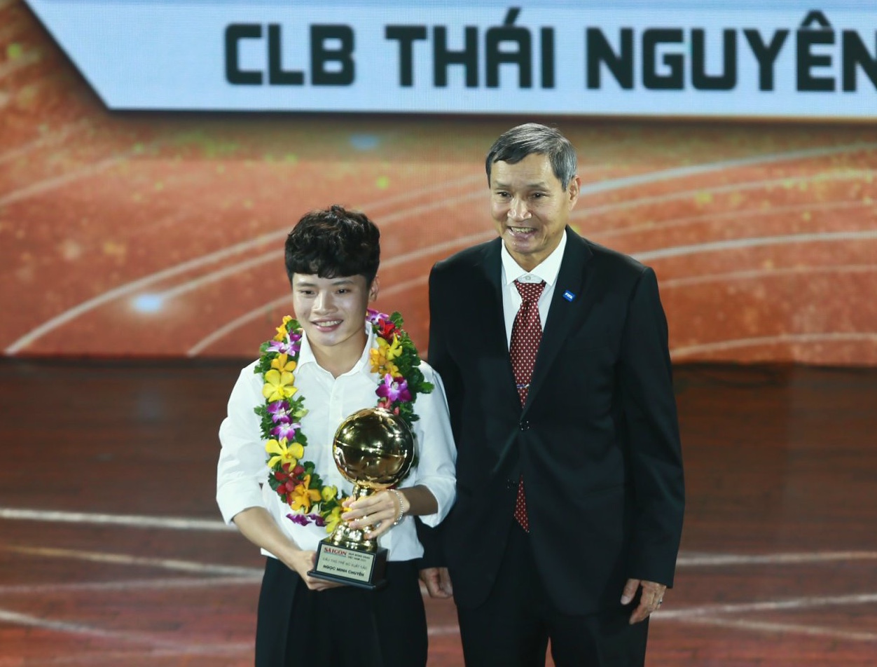 Quả b&oacute;ng v&agrave;ng Việt Nam 2023: Th&aacute;i Sơn đoạt danh hiệu Cầu thủ trẻ xuất sắc- Ảnh 2.