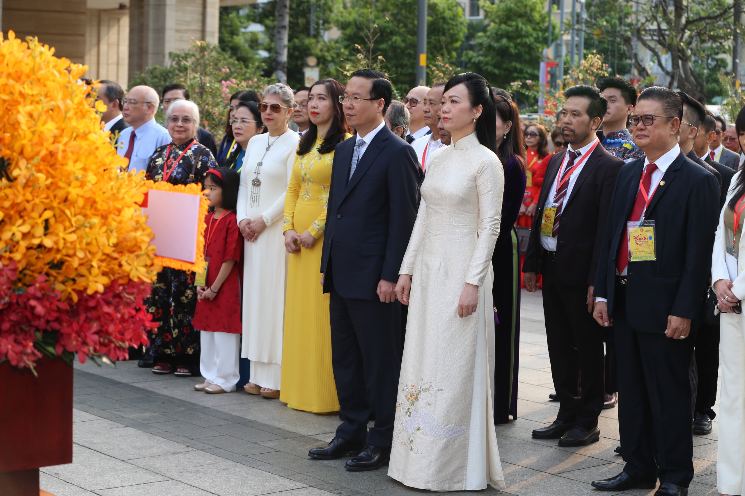 Chủ tịch nước V&otilde; Văn Thưởng c&ugrave;ng kiều b&agrave;o d&acirc;ng hương, d&acirc;ng hoa Chủ tịch Hồ Ch&iacute; Minh- Ảnh 2.