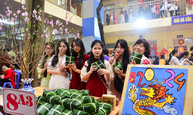 Học sinh H&agrave; Nội x&uacute;ng x&iacute;nh &aacute;o d&agrave;i đ&oacute;n tết sớm

- Ảnh 1.