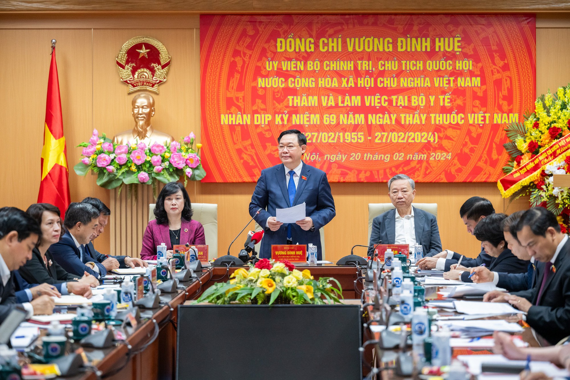 Chủ tịch Quốc hội tri ân, cảm ơn những đóng góp của thầy thuốc, nhân viên y tế- Ảnh 2.