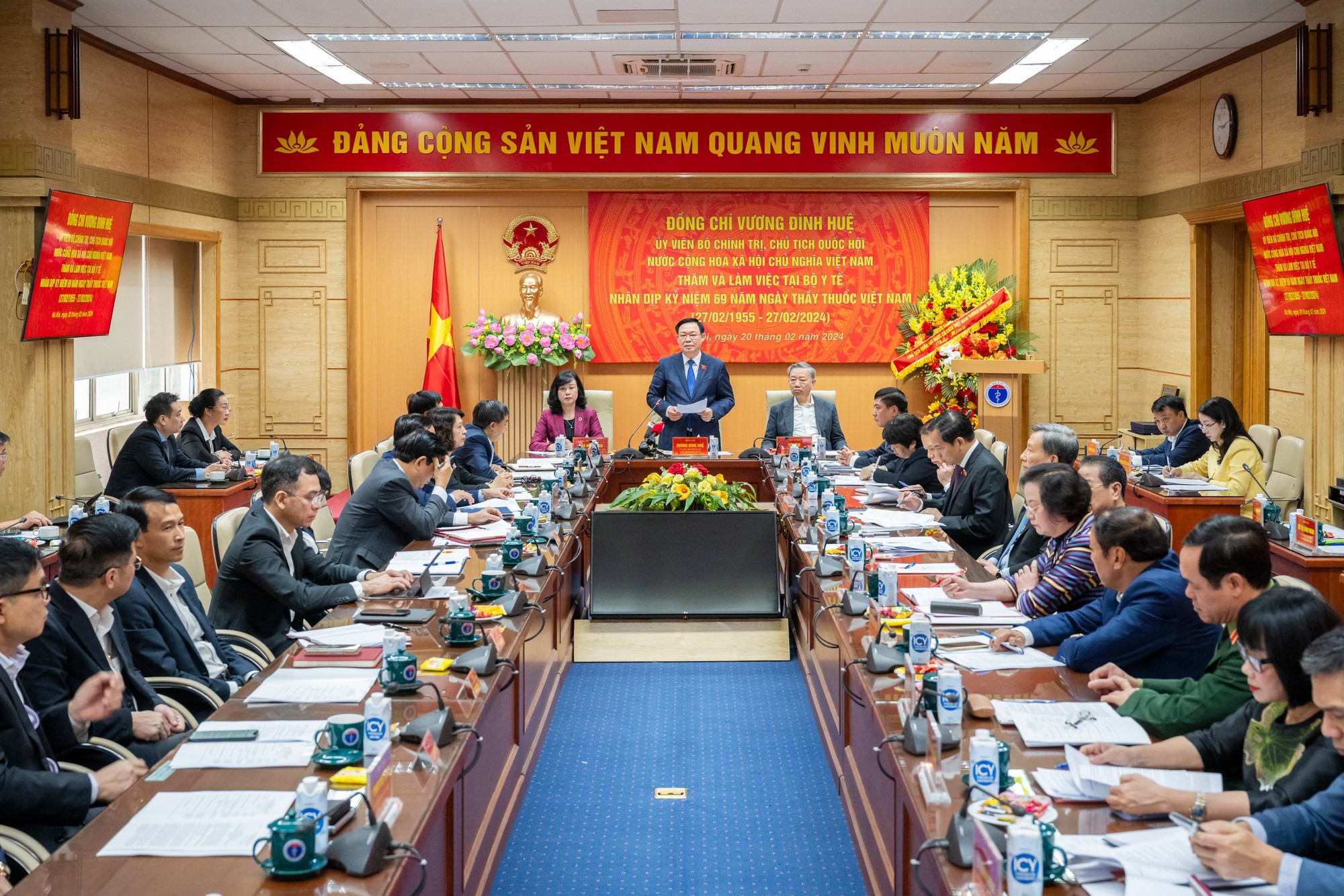 Chủ tịch Quốc hội tri ân, cảm ơn những đóng góp của thầy thuốc, nhân viên y tế- Ảnh 4.