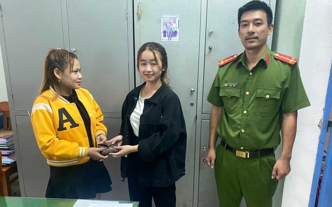 Nữ công nhân nhặt được 36 triệu đồng trả lại người đánh rơi