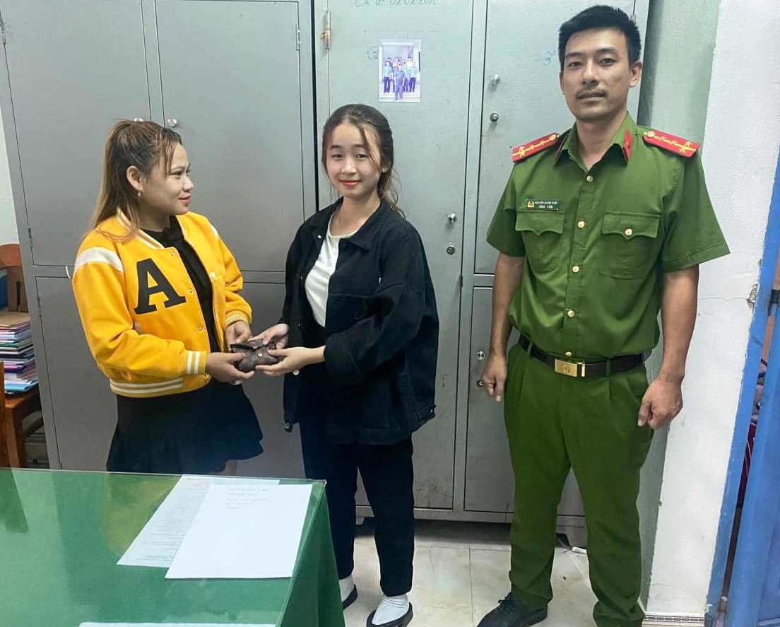 Nữ c&ocirc;ng nh&acirc;n nhặt được 36 triệu đồng trả lại người đ&aacute;nh rơi- Ảnh 1.