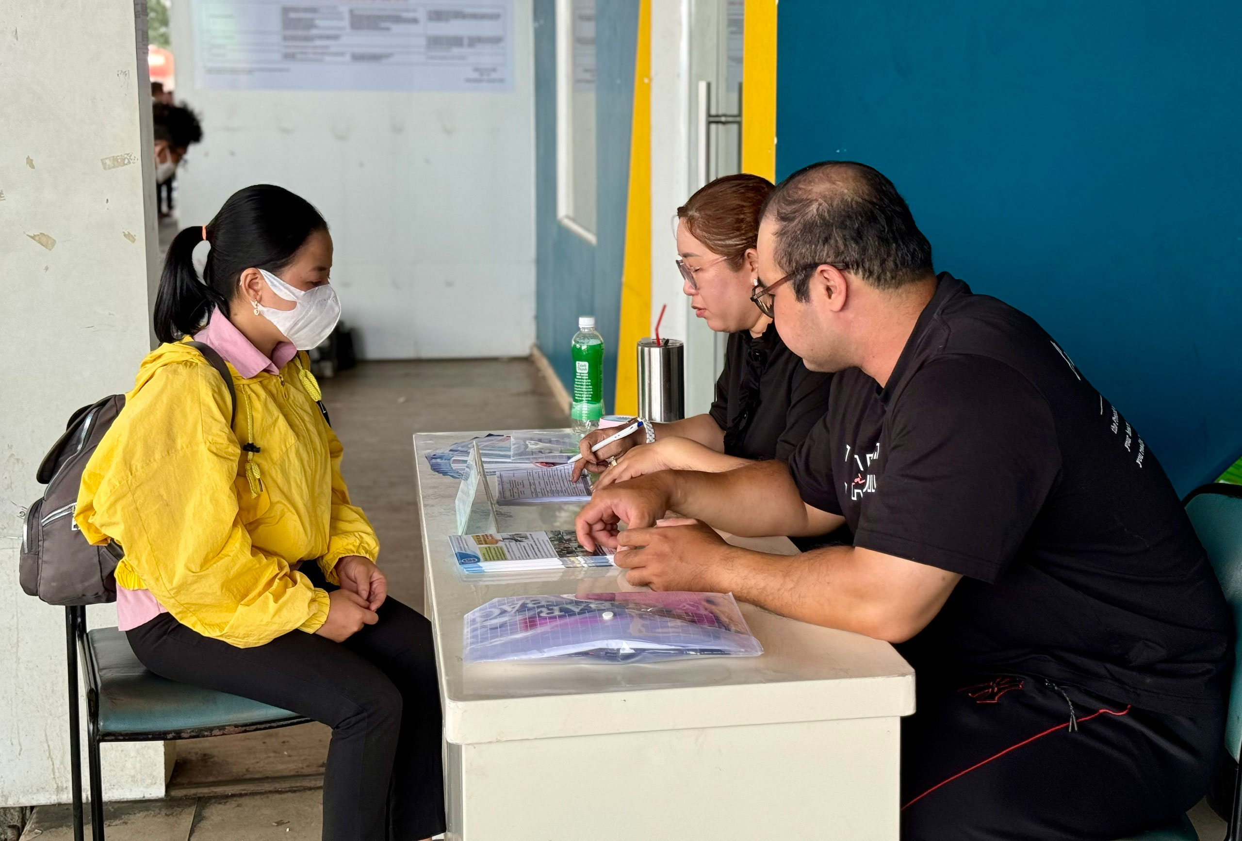 Người lao động được đại diện Trung tâm Dịch vụ việc làm TP HCM tư vấn miễn phí tại Bến xe Miền Tây. Ảnh: HUỲNH NHƯ