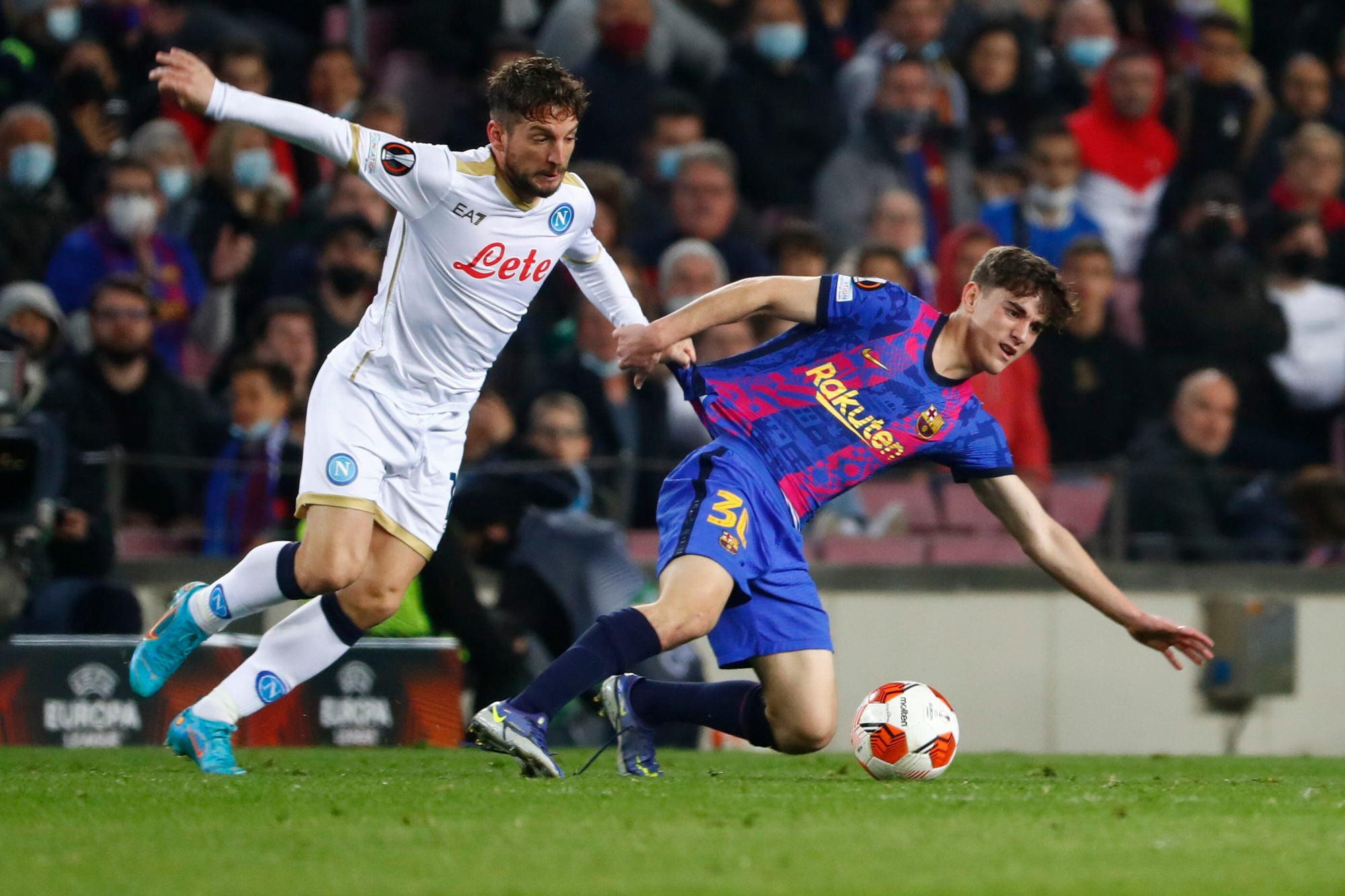 Barcelona: Tìm niềm vui trên đất Ý- Ảnh 1.