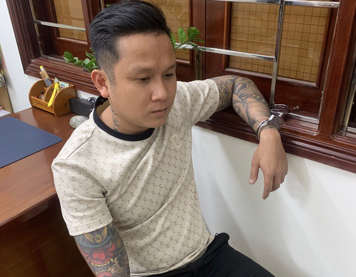 Tuần tra, c&ocirc;ng an ph&aacute;t hiện đối tượng bị truy n&atilde; &ldquo;lai rai&rdquo; trong qu&aacute;n nhậu- Ảnh 1.