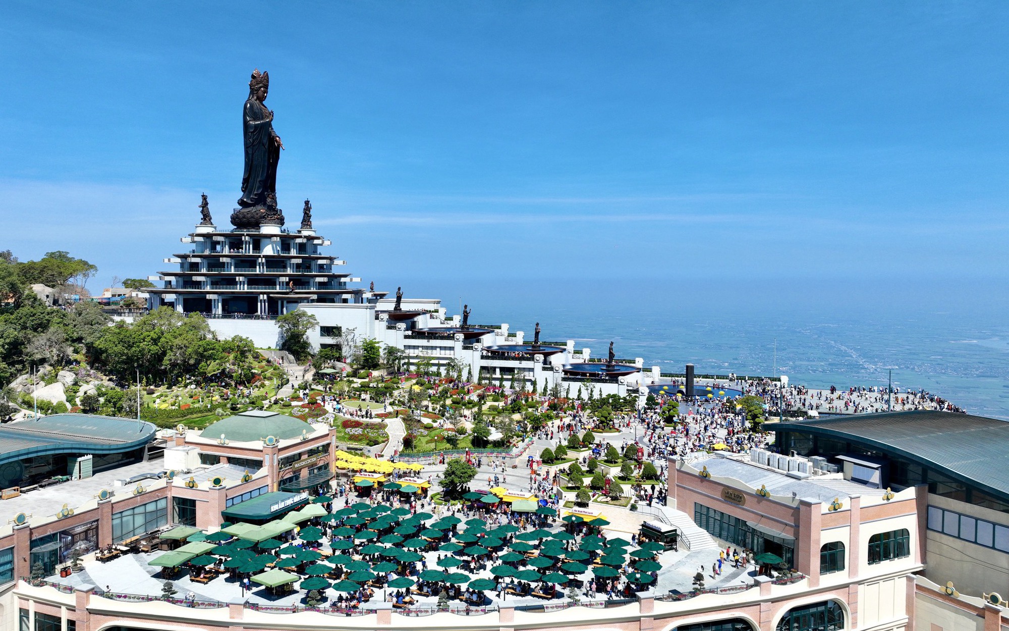 Mùng 4 Tết, hơn 150 nghìn du khách đi cáp treo lên núi Bà Đen hành hương