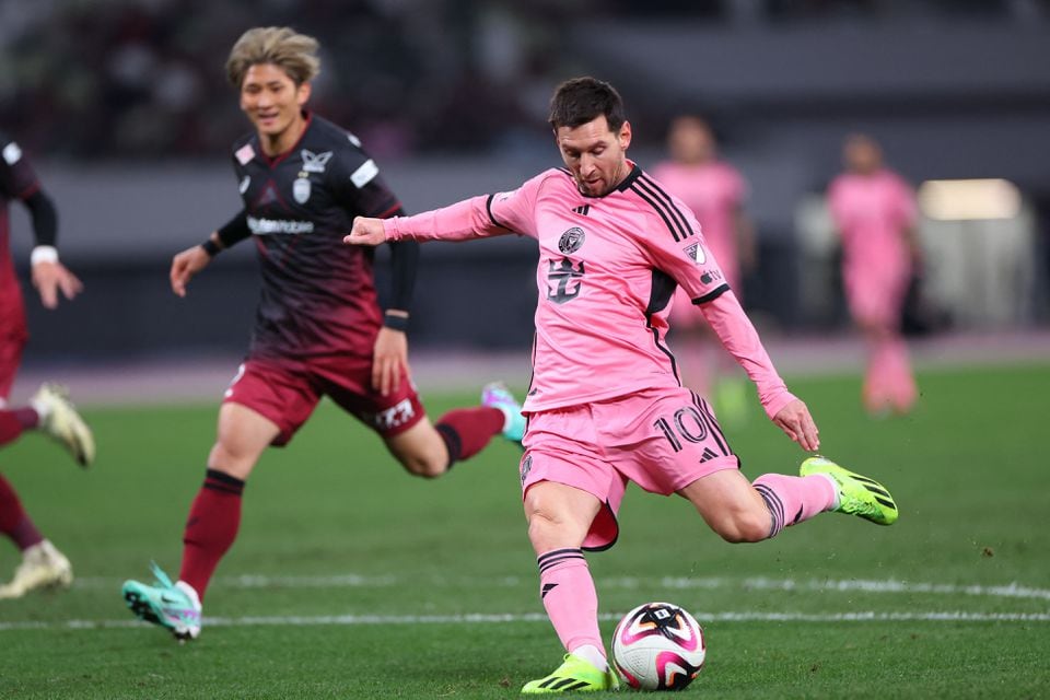 Messi tặng Quả b&oacute;ng v&agrave;ng cho bảo t&agrave;ng Barcelona, tượng s&aacute;p bị ph&aacute; tại Trung Quốc- Ảnh 3.
