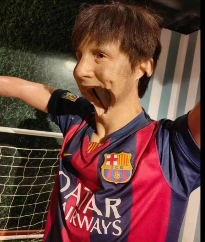 Messi tặng Quả b&oacute;ng v&agrave;ng cho bảo t&agrave;ng Barcelona, tượng s&aacute;p bị ph&aacute; tại Trung Quốc- Ảnh 2.