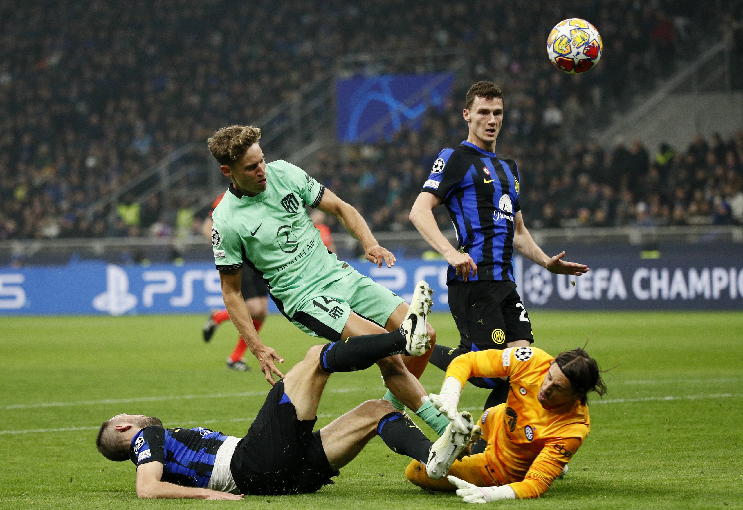 Si&ecirc;u dự bị lập c&ocirc;ng, Inter Milan thắng chật vật Atletico Madrid- Ảnh 1.