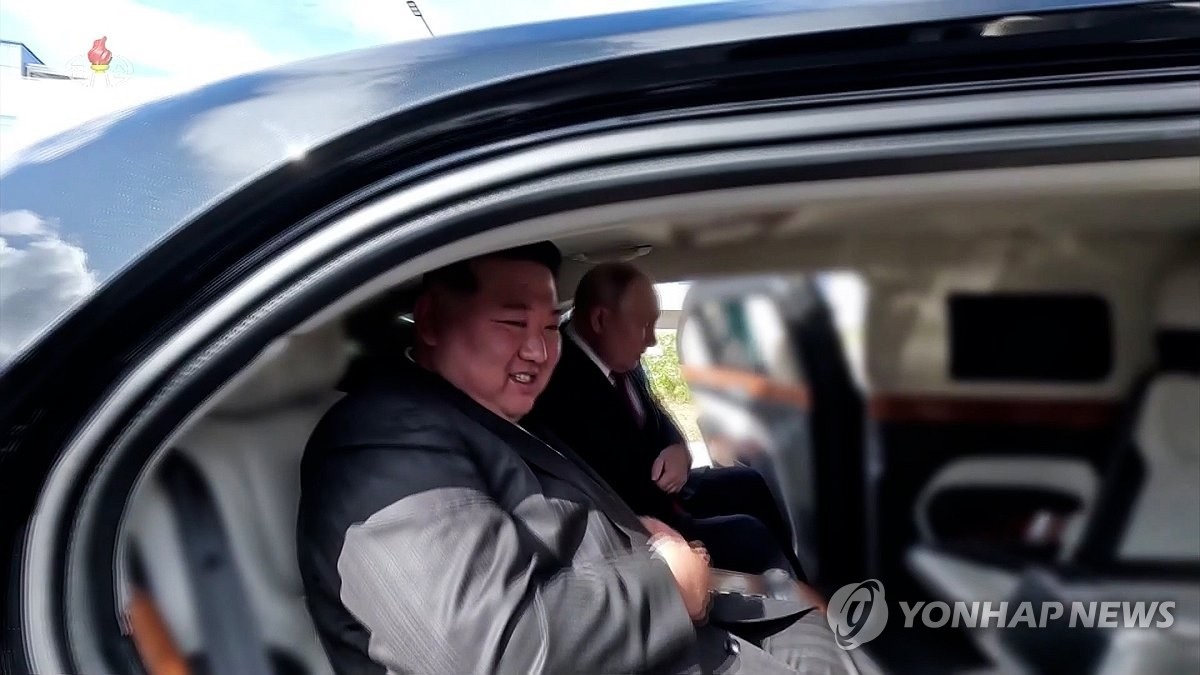 L&atilde;nh đạo Triều Ti&ecirc;n Kim Jong-un (tr&aacute;i) v&agrave; Tổng thống Nga Vladimir Putin ngồi thử tr&ecirc;n chiếc limousine Aurus Senat khi thăm s&acirc;n bay vũ trụ Vostochny, Nga, th&aacute;ng 9-2023. Ảnh: Yonhap