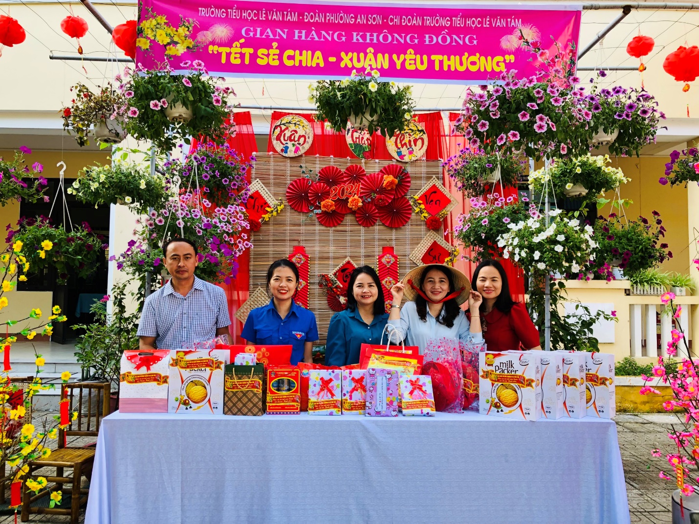 “Xuân sum vầy - Tết sẻ chia”: Phiên chợ Tết ý nghĩa- Ảnh 1.