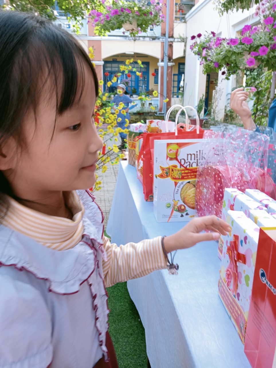 “Xuân sum vầy - Tết sẻ chia”: Phiên chợ Tết ý nghĩa- Ảnh 4.