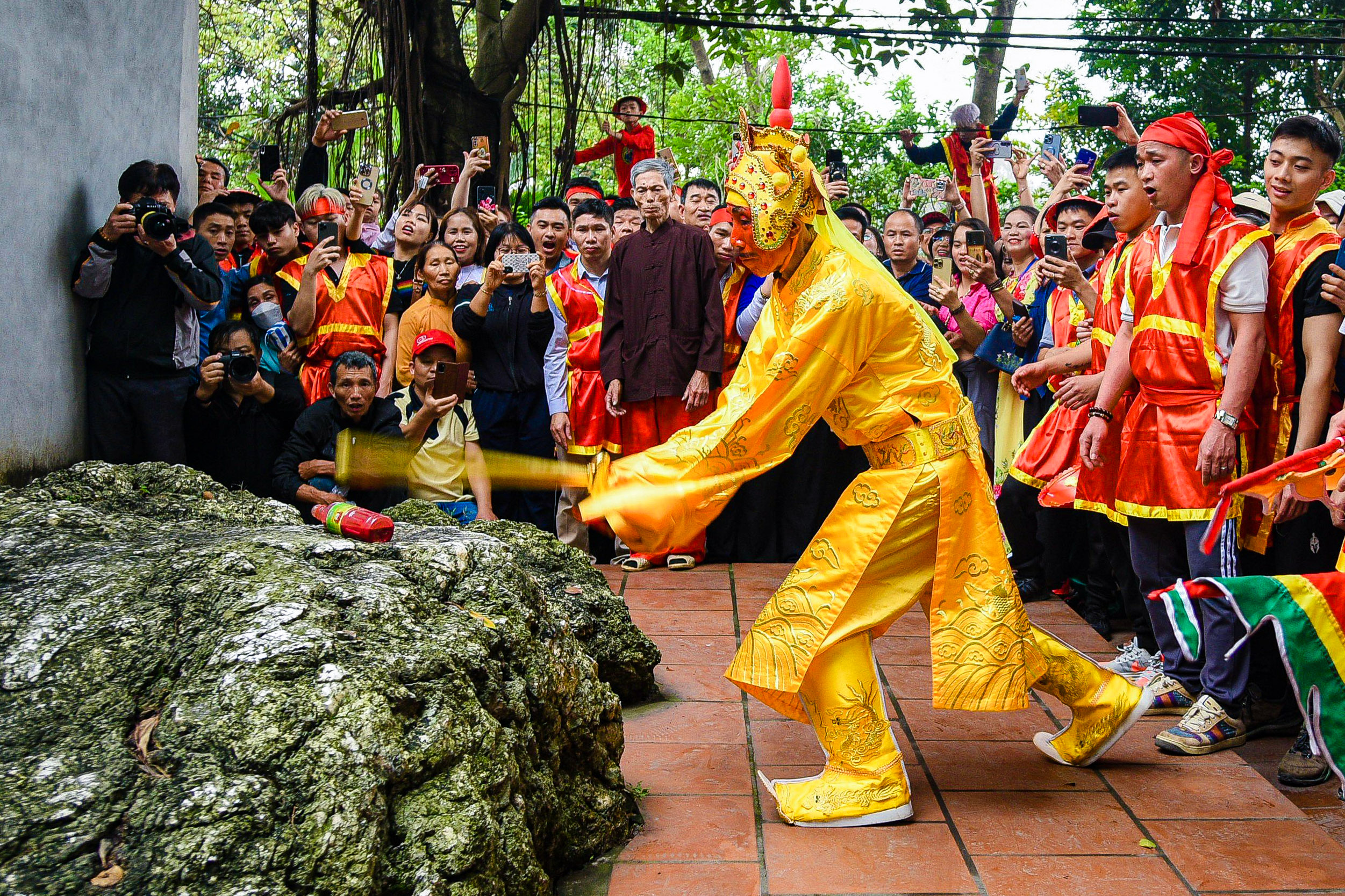 Độc đáo nghi lễ rước “vua, chúa sống” ở Hà Nội- Ảnh 13.
