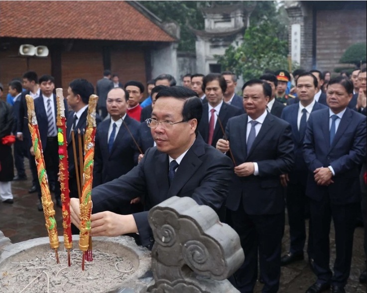 Chủ tịch nước V&otilde; Văn Thưởng d&acirc;ng hương tưởng niệm Đức vua An Dương Vương- Ảnh 1.