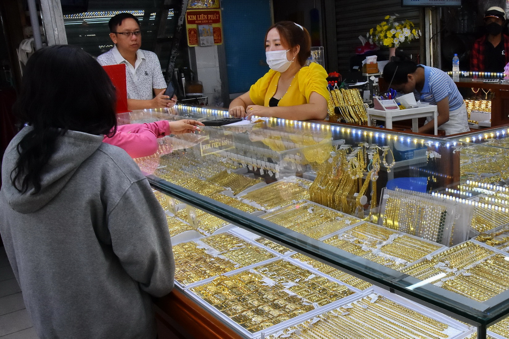 Gi&aacute; v&agrave;ng h&ocirc;m nay, 21-2: V&agrave;ng thế giới lại n&oacute;ng l&ecirc;n- Ảnh 1.