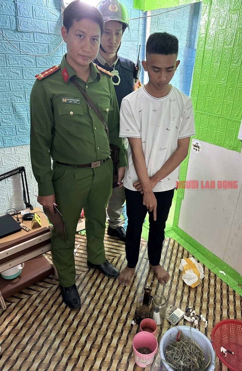 Kiểm tra đột xuất nhà nam sinh viên, công an phát hiện điều bất ngờ- Ảnh 1.