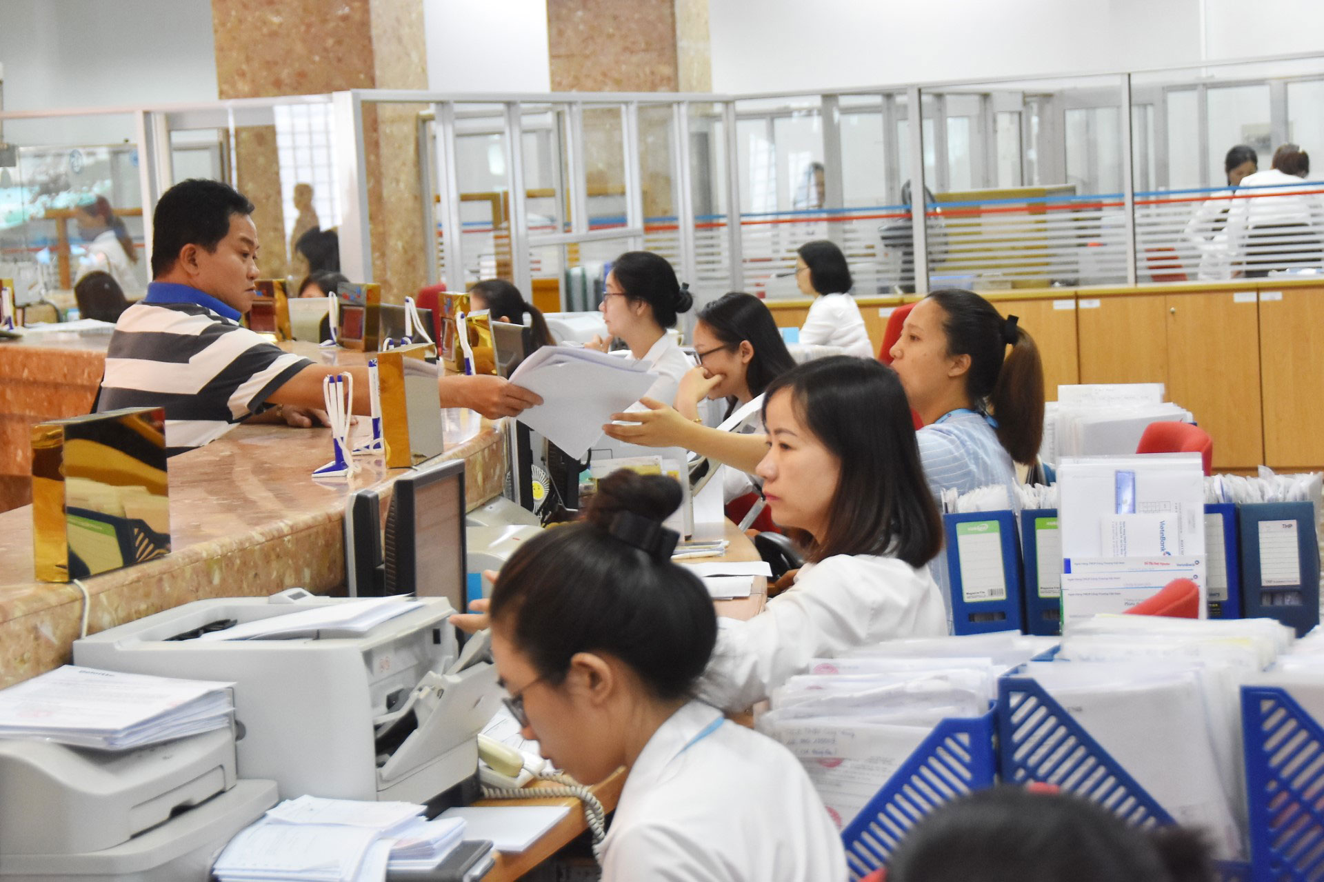 Các ngân hàng thương mại đang triển khai nhiều giải pháp cùng lúc để tạo thuận lợi cho khách hàng tiếp cận vốn vay Ảnh: TẤN THẠNH
