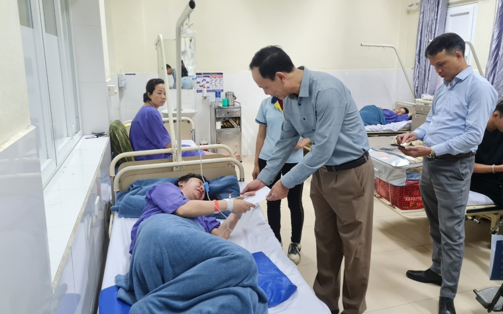 Gần 60 công nhân buồn nôn, chóng mặt phải nhập viện, nghi do ngộ độc khí