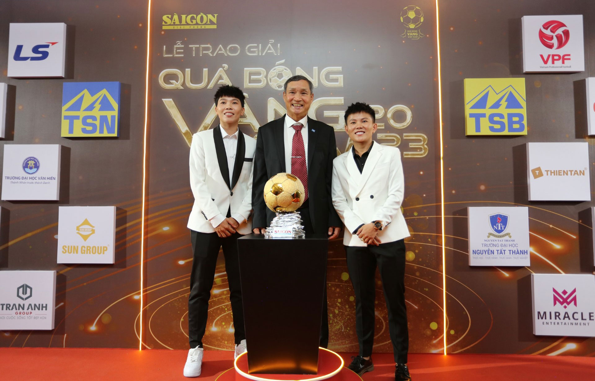 Quả bóng vàng Kim Thanh (trái), Quả bóng đồng Bích Thùy (phải) và HLV Mai Đức Chung Ảnh: QUỐC AN