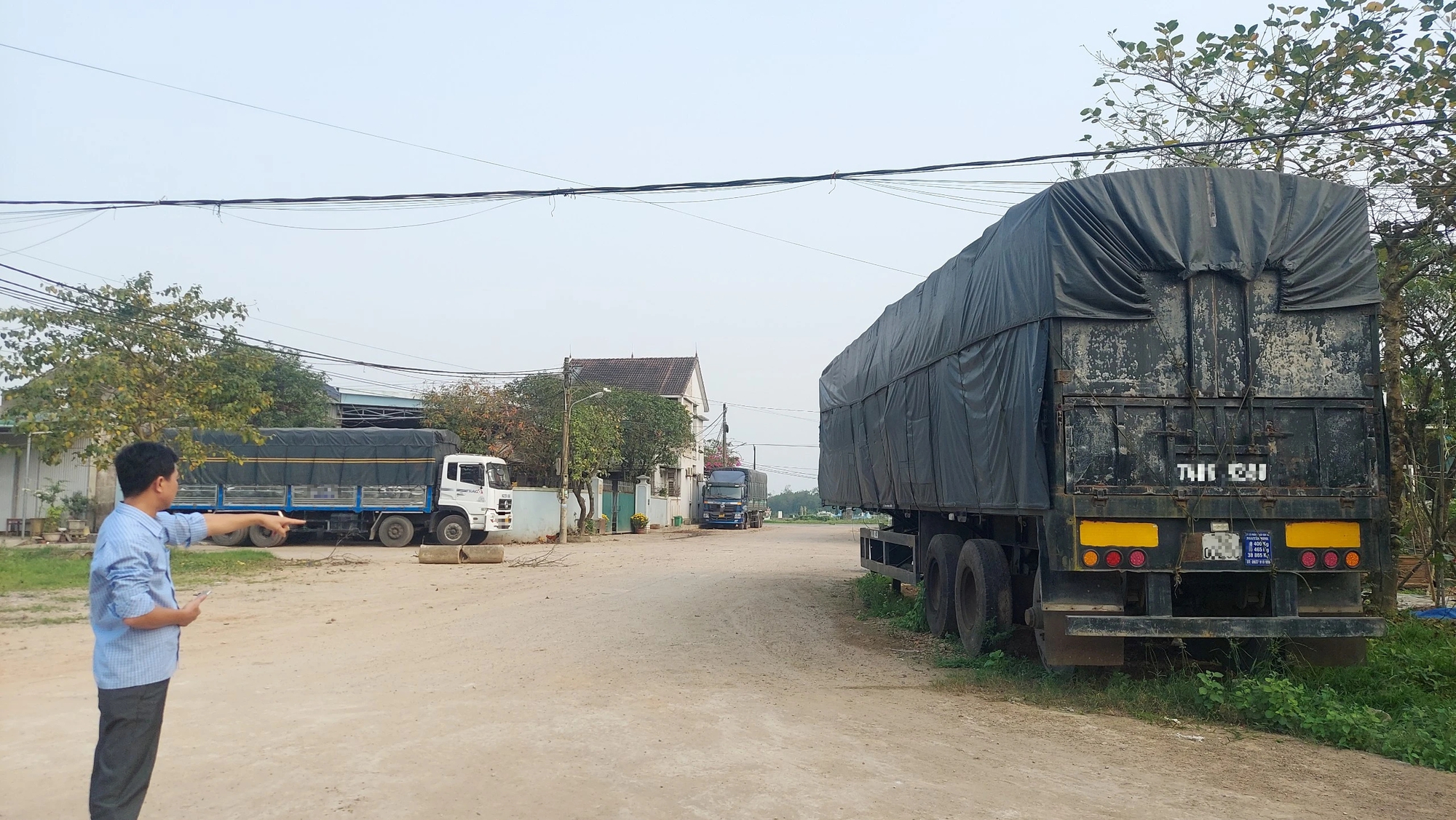 Người dân bức xúc vì xe tải trọng lớn chạy rầm rập trong khu dân cư- Ảnh 3.
