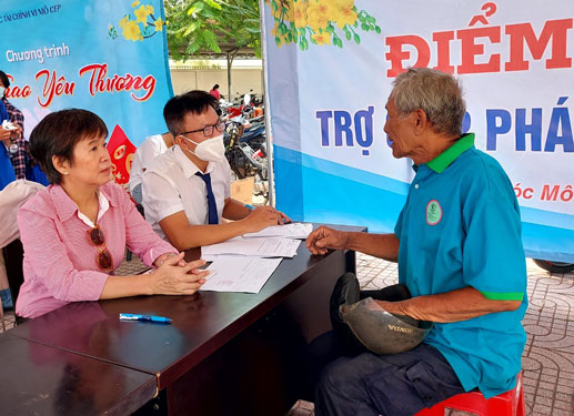 Luật sư tư vấn cho người lao động tại điểm tư vấn ph&aacute;p luật do LĐLĐ huyện H&oacute;c M&ocirc;n, TP HCM tổ chức