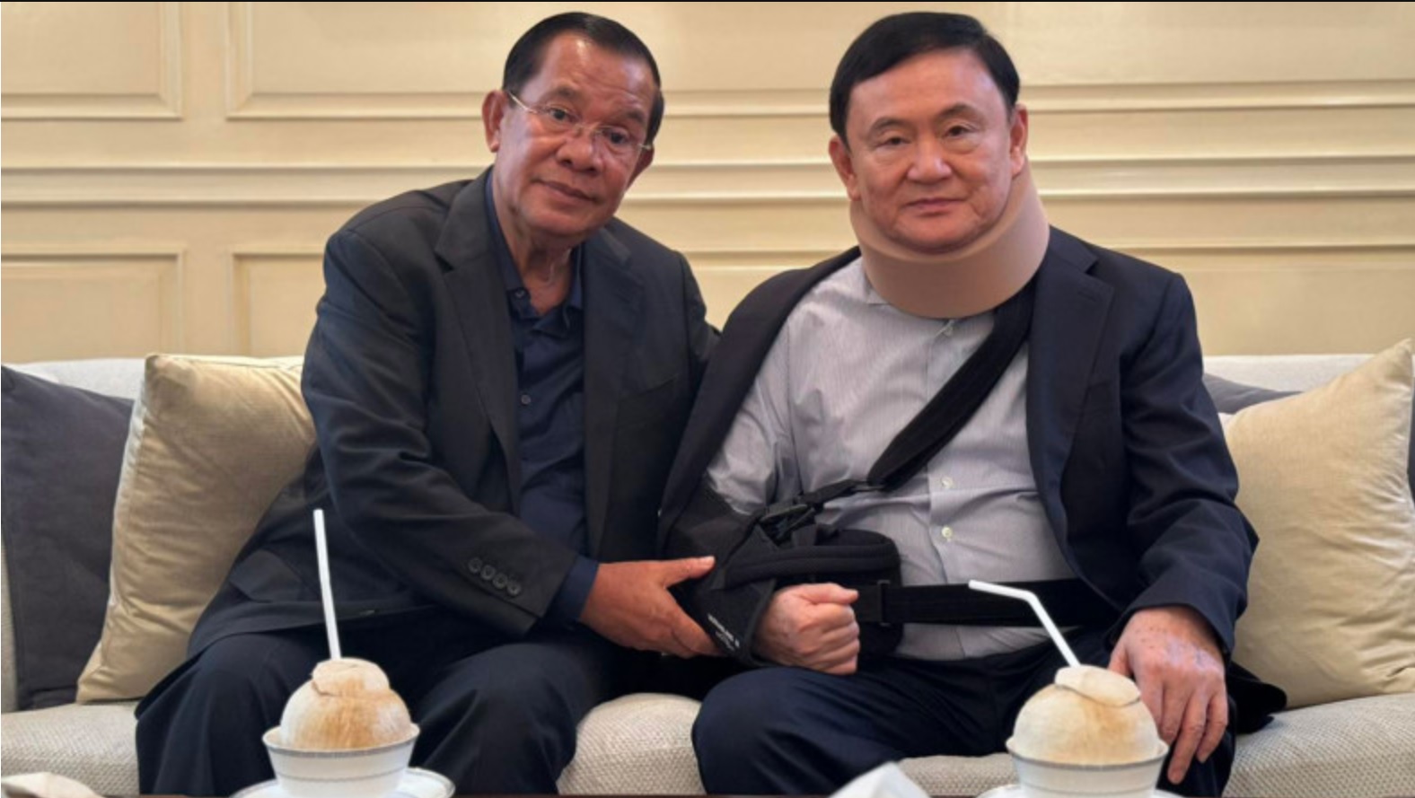 &Ocirc;ng Hun Sen đến nh&agrave; ri&ecirc;ng thăm &ocirc;ng Thaksin. Ảnh: Facebook