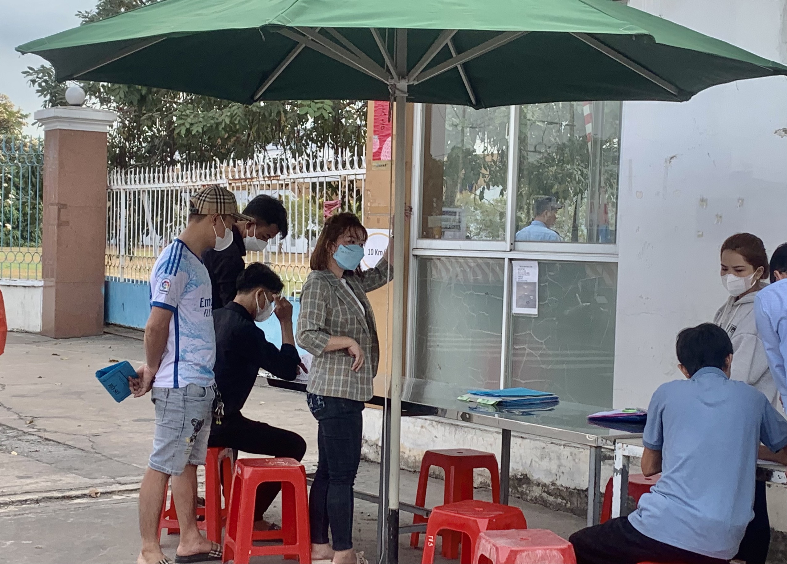 H&igrave;nh ảnh quen thuộc ở B&igrave;nh Dương ngay sau Tết - Ảnh 7.