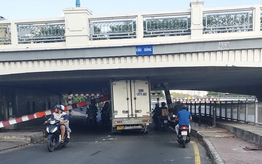 Xe tải "lọt" gầm cầu Bông, kẹt xe ở hai chiều