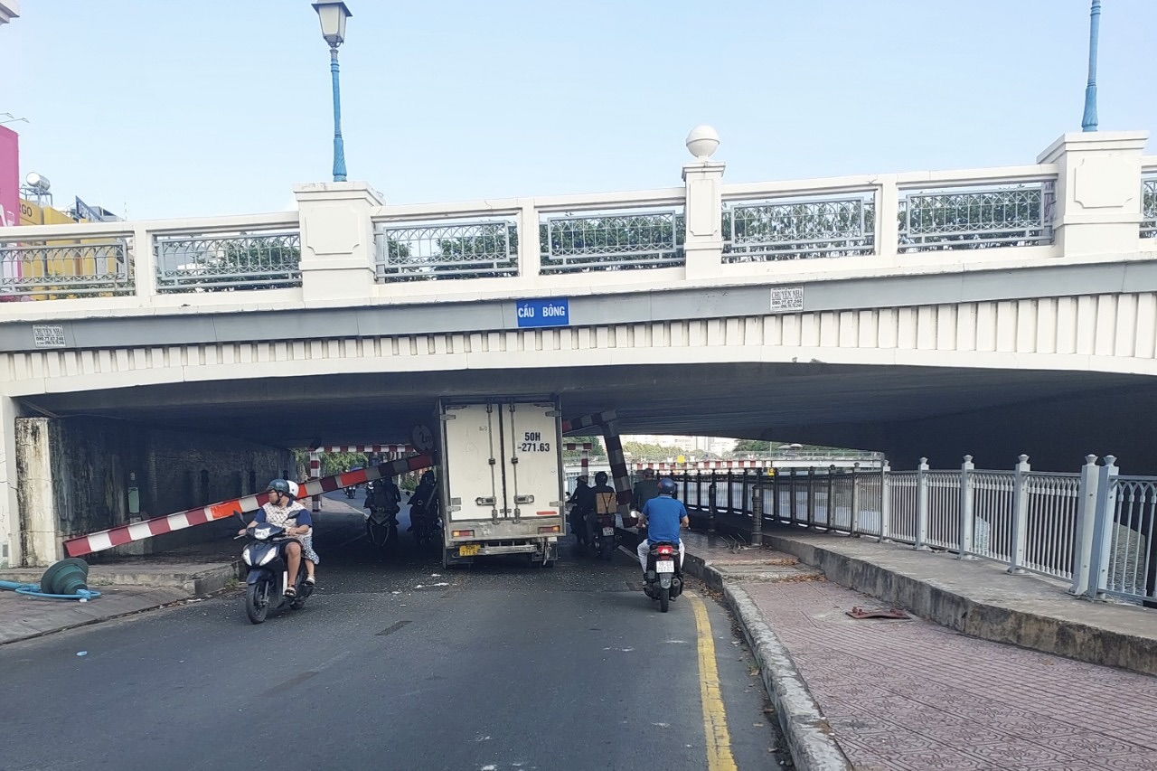 Xe tải "lọt" gầm cầu Bông, kẹt xe ở hai chiều- Ảnh 1.