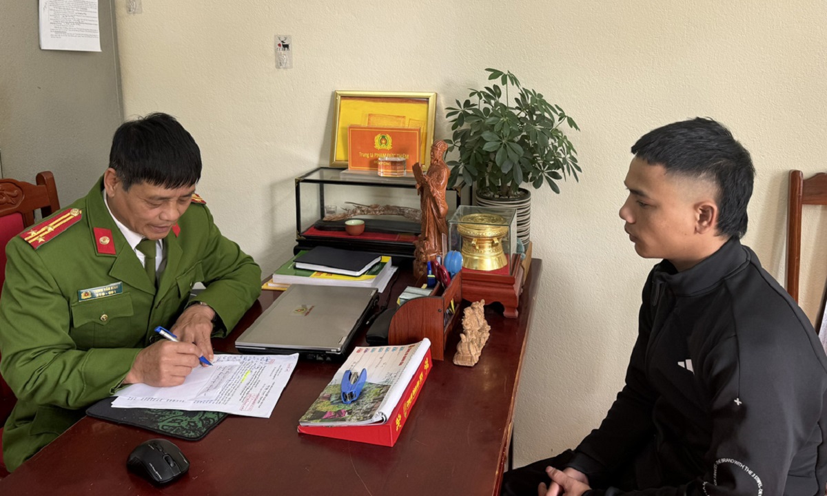 Bắt quả tang 11 nam, 3 nữ đang chơi "xóc đĩa"- Ảnh 2.
